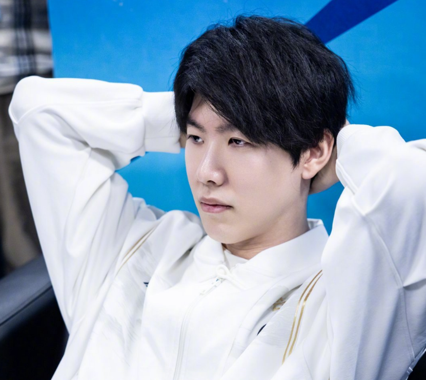 Beluga的Gnar擅长持续输出，而 Stay 的Jhin在整个过程中被无限狙击。 Team WE 在没有流血的情况下赢得了第一局。